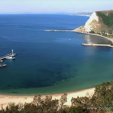 Stunning Beach Apart-sleeps 5! Pool & Sea Views!